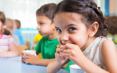 Djeca za stolom, ilustracija