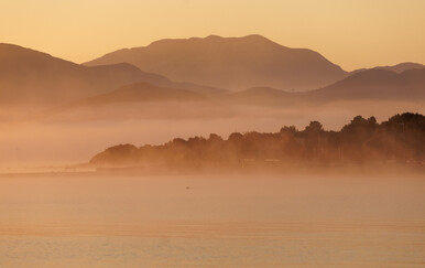 Jutarnja magla na Pelješcu