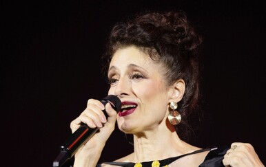 Doris Dragović u bež kaputu brenda DeLight