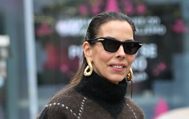 Olja Vori u visokim čizmama brenda Max Mara