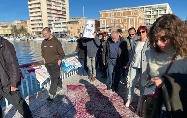 Na prosvjednu kolonu u Zadru kontraprosvjednici bacali su crvenu boju