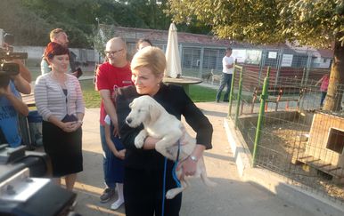 Predsjednica udomila labradoricu Kiku (Foto: Dnevnik.hr)