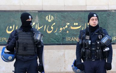 Ilustracija, turski policajci pred veleposlanstvom Irana u Ankari (Foto: AFP)