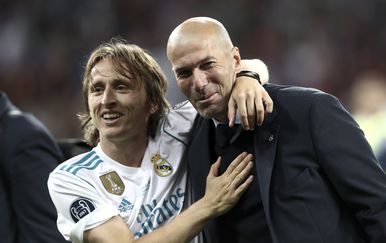 Modrić i Zidane u zagrljaju (Foto: AFP)