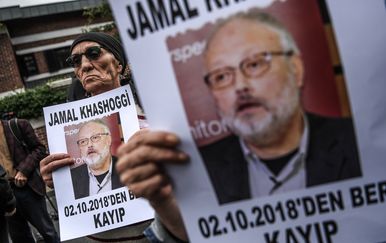 Prosvjednici sa slikama ubijenog saudijskog novinara Jamala Khashoggija ispred saudijskog konzulata u Istanbulu (Foto: AFP)