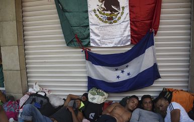 Imigranti iz Hondurasa se odmaraju tijekom puta prema SAD-u (Foto: AFP)
