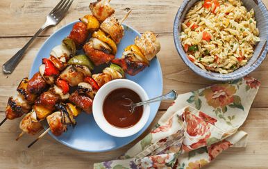 Pileći ražnjići s povrćem i salata s orzom sjajan su ručak