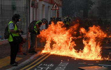 Prosvjednici u Hong Kongu žestoko se sukobljavaju s policijom (Foto: AFP) - 4
