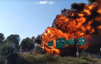 Zapaljeni tanker (Foto: Screenshot/YouTube)