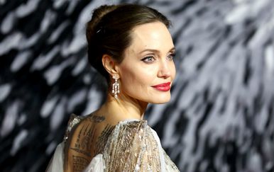 Angelina Jolie uvijek privlači pažnju svojim modnim izborima