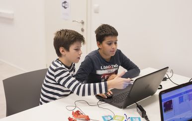 Djeca surfaju internetom