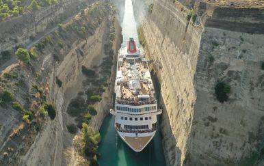 Kruzer prolazi kroz Korintski kanal (Foto: Twitter/Fred. Olsen Cruise Lines)