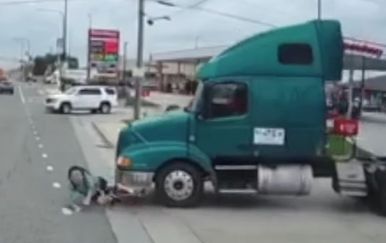 Sudar kamiona i biciklista (Foto: Screenshot/YouTube)