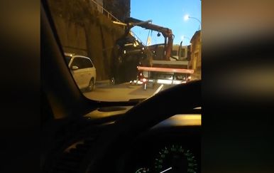 Razbijeni automobil u Rijeci (Screenshot: Dnevnik.hr)1