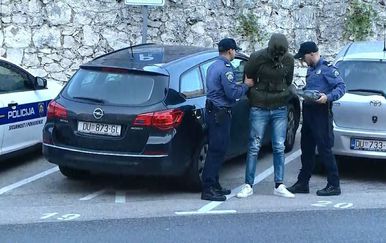 Privođenje oca i sina osumnjičenih za pljačku u Zračnoj luci u Dubrovniku (Foto: Dnevnik.hr) - 2