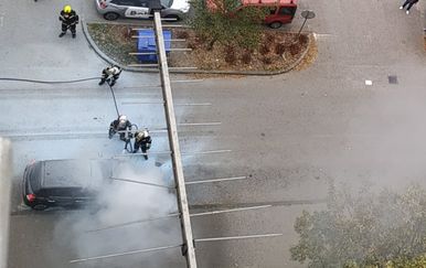 U Travnom se zapalio automobil - 1