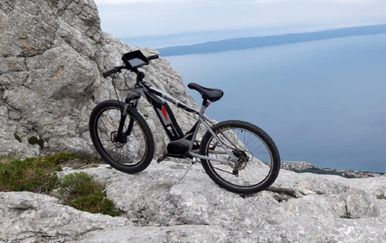 Električni bicikl ovog studenta iz Imotskog košta 4 tisuće kuna: Upozorava na krađu i loše vrijeme, vodi vas na izlet i preporučuje dobru klopu