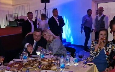 Snimka Milorada Dodika i Željke Cvijanović kada su bili nadomak poraza