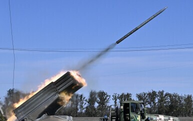 Ukrajinski raketni bacač ispaljuje raketu na jugu Ukrajine
