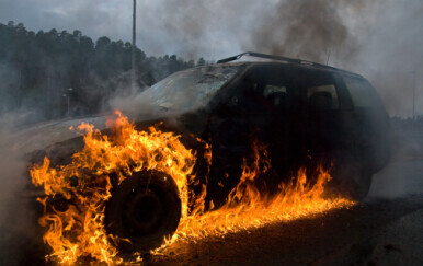 Požar na automobilu, ilustracija
