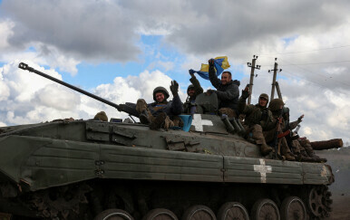 Ukrajinski vojnici s ukrajinskim zastavama na cesti u blizini grada Limana u regiji Donjeck