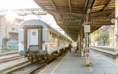Vlak na peronu zagrebačkog Glavnog kolodvora.