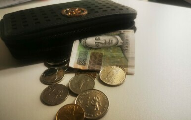 Puno plastike i kartica, malo keša...