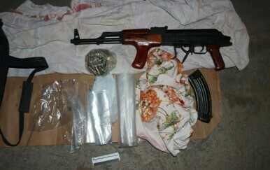 U garažama pronađena droga i oružje - 2