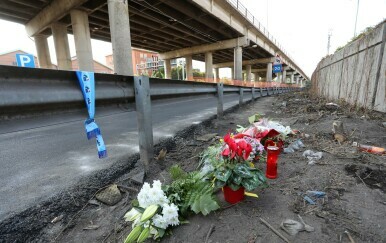 Cvijeće i svijeće na mjestu pogibije iz putnika iz autobusa