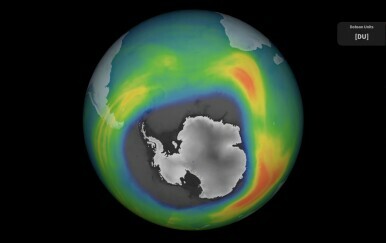 Satelitska snimka ozonske rupe iznad Antarktika