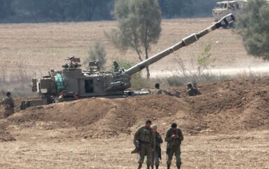 Izraelske trupe raspoređene su u južnom Izraelu na granici s pojasom Gaze