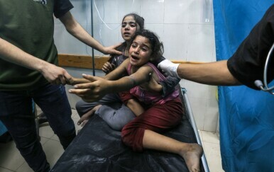 Raketiranje bolnica u Gazi