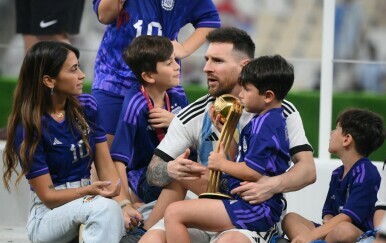 Messi sa suprugom i sinovima