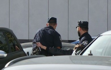 Policajci nose Stanislava Zavadlava