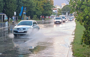 Pljusak u Splitu poplavio cestu - 1