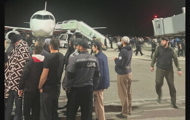 Stotine protuizraelskih prosvjednika upale na pistu aerodroma u Degestanu - 2