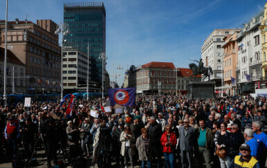 Prosvjed umirovljenika na glavnom zagrebačkom trgu