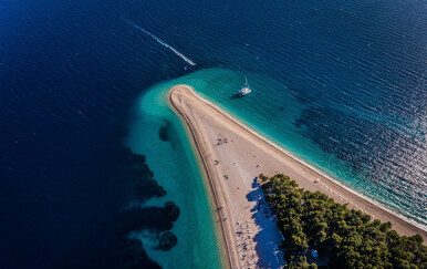 Plaža Zlatni rat kod Bola na Braču