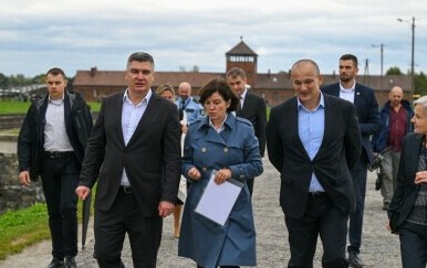 Predsjednik Milanović u muzeju Auschwitz-Birkenau odao počast žrtvama holokausta i nacističkih zločina - 9