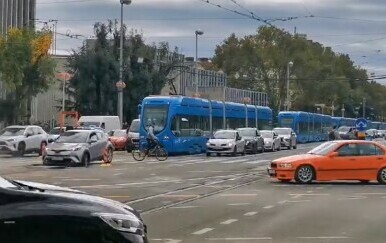 Kotač automobila upao u rupu