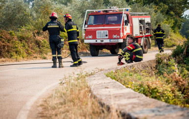 Vatrogasci gase požar kod Skradina