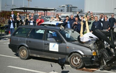 Crash test simulacija sudara automobila i motocikla - 1