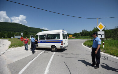 Migranti i policija, ilustracija