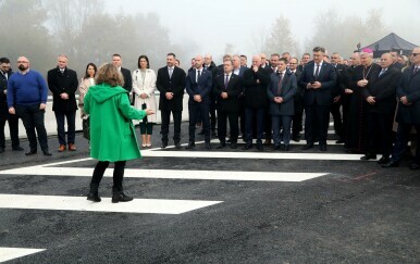 Žena napala župana Ivana Celjaka i HDZ-ovce na otvorenju autoceste - 3