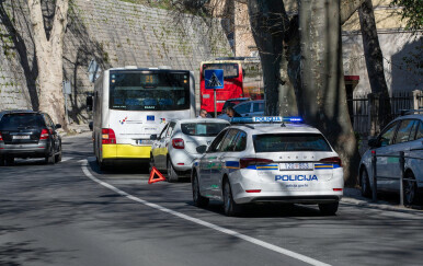 Autobus i policija, ilustracija