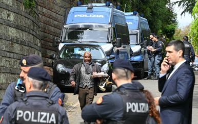 Masakr u susjedstvu: Otac kamenom zatukao i ubio ženu i sina, kćeri se bore za život