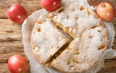 Kolač s puno okusa i šarma: Recept za sočnu šarlotku od jabuka