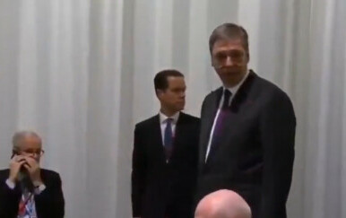 Nova blamaža Vučića: Banuo u dvoranu, nije imao mjesto pa razbio stolicu