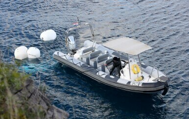 Iz mora izvučen automobil u kojem su četiri osobe poginule - 1