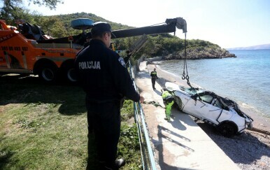 Izvlačenje automobila u kojem je poginulo četvero ljudi kod Senja